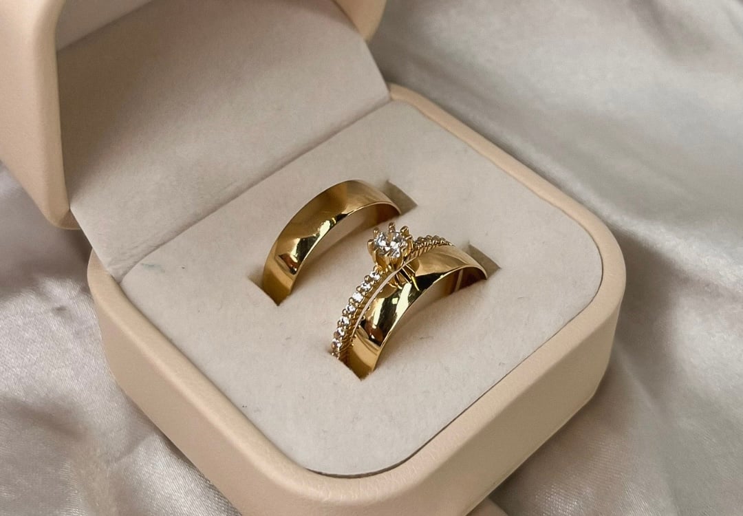 Alianças em ouro 10k e 18k - modelos clássicos e com zircônias cravejadas OUROZION