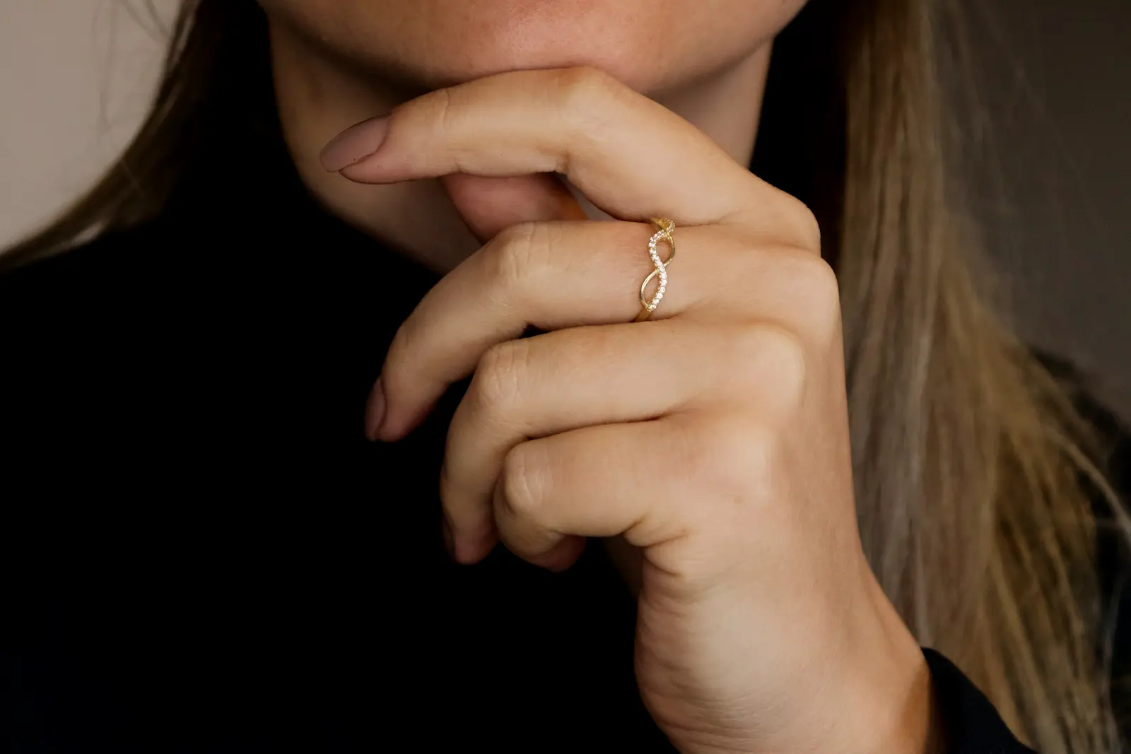 Colar e correntes em ouro delicado sobre pescoço feminino - joias OUROZION